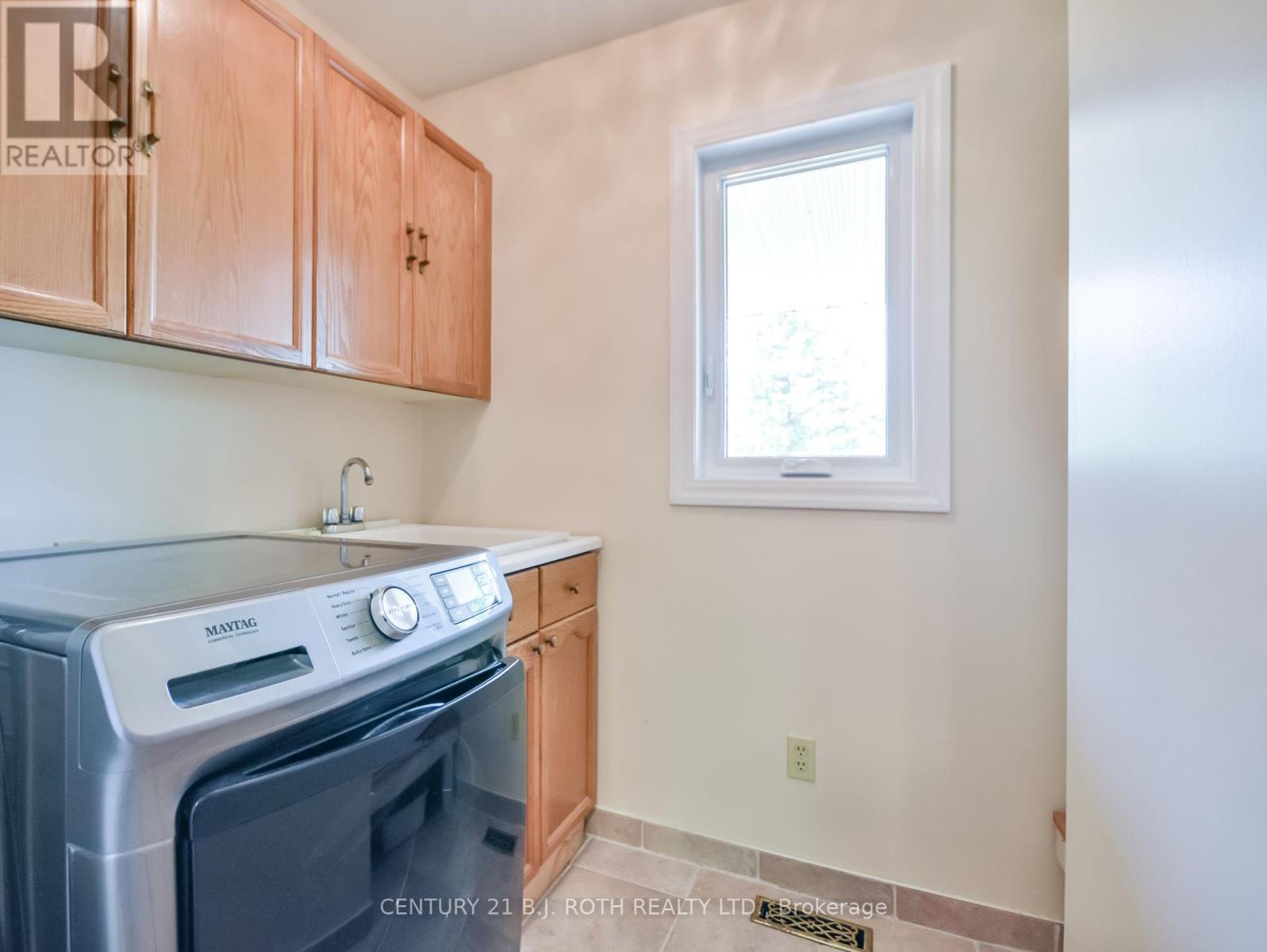 Photo 20 of 34 Cairns Boulevard, Springwater ON