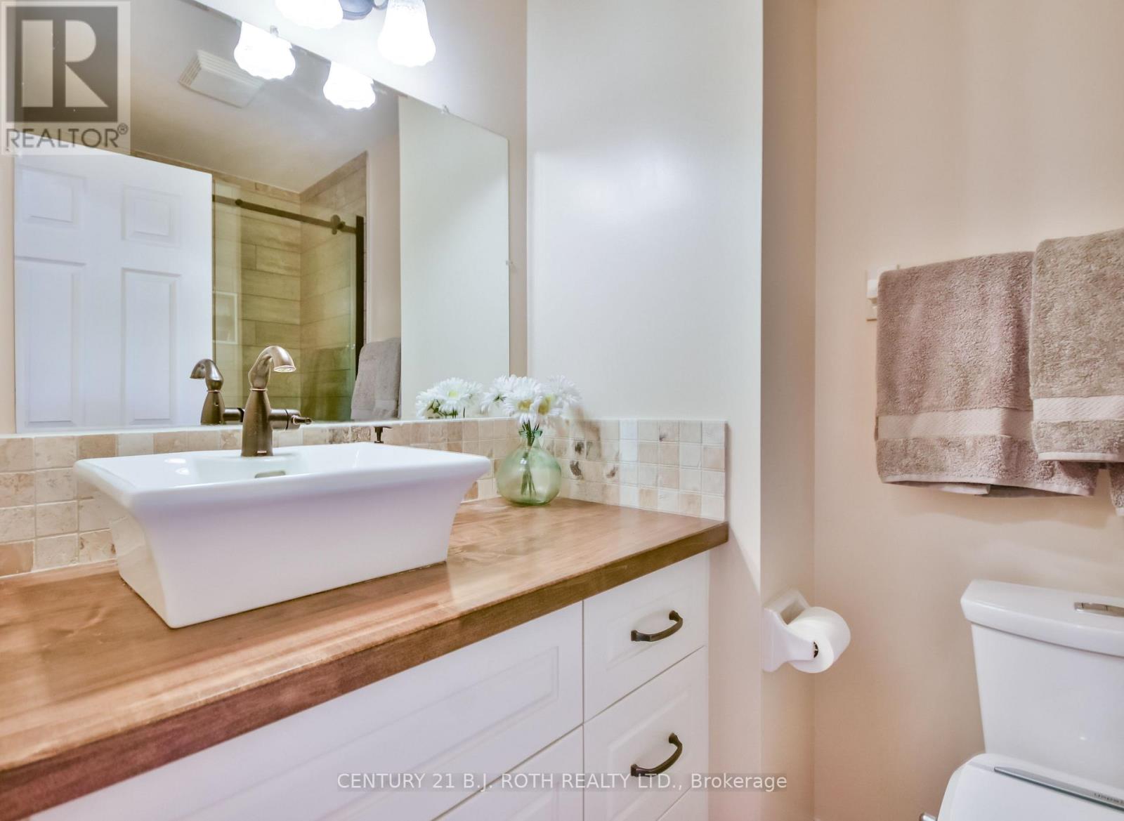 Photo 21 of 34 Cairns Boulevard, Springwater ON