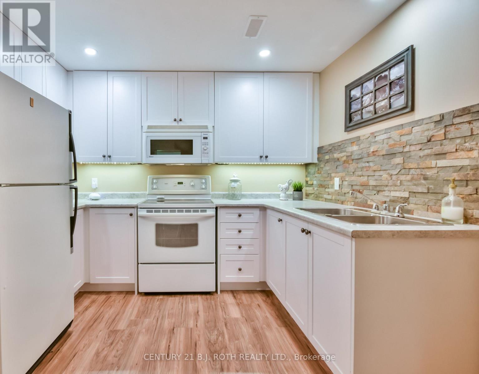 Photo 23 of 34 Cairns Boulevard, Springwater ON