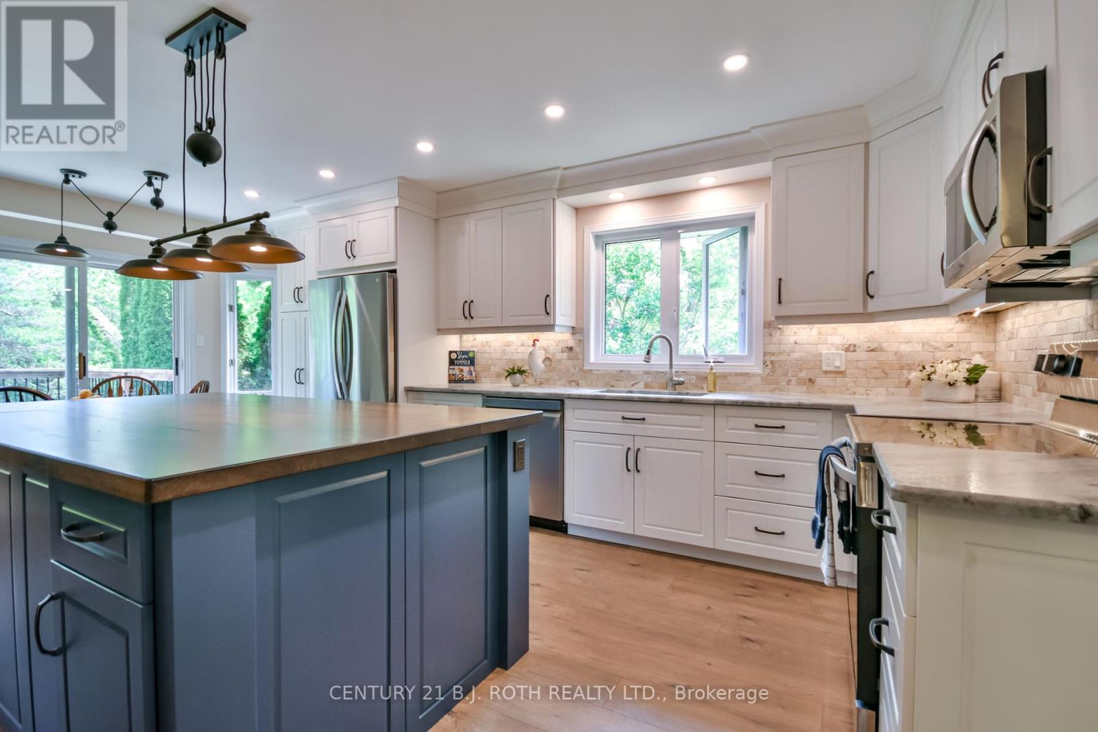 Photo 5 of 34 Cairns Boulevard, Springwater ON