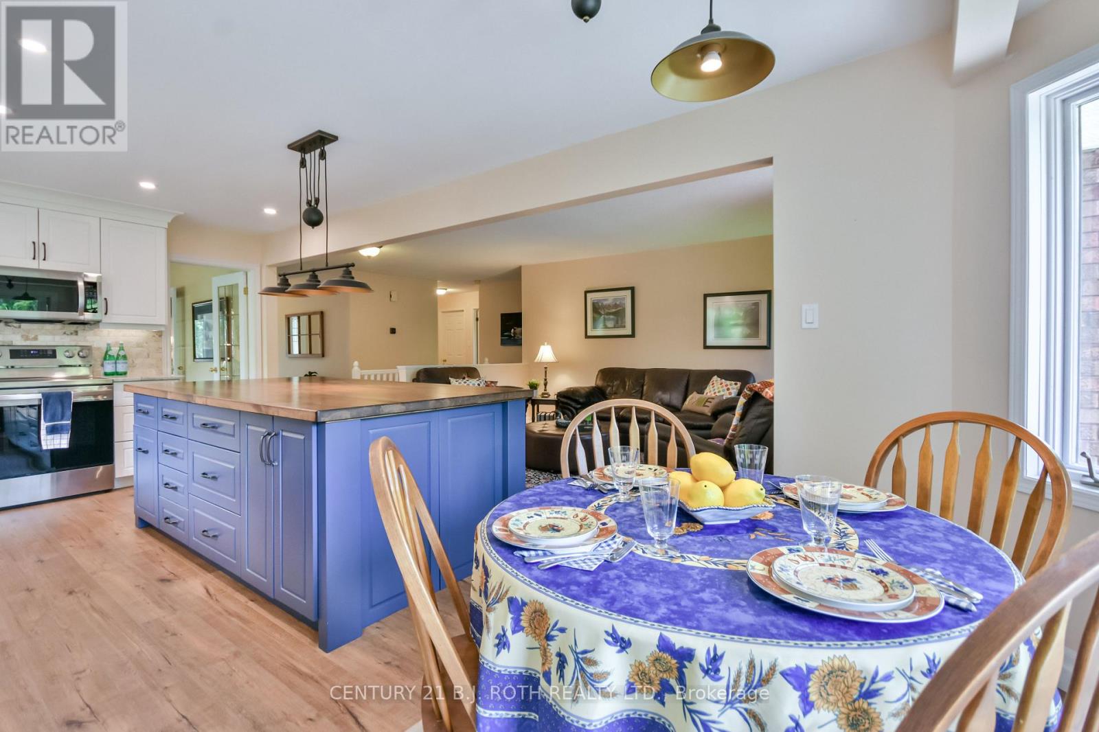 Photo 8 of 34 Cairns Boulevard, Springwater ON