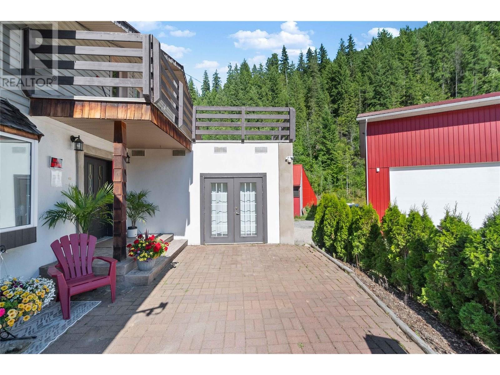  2054 Trans Canada Highway, Sicamous