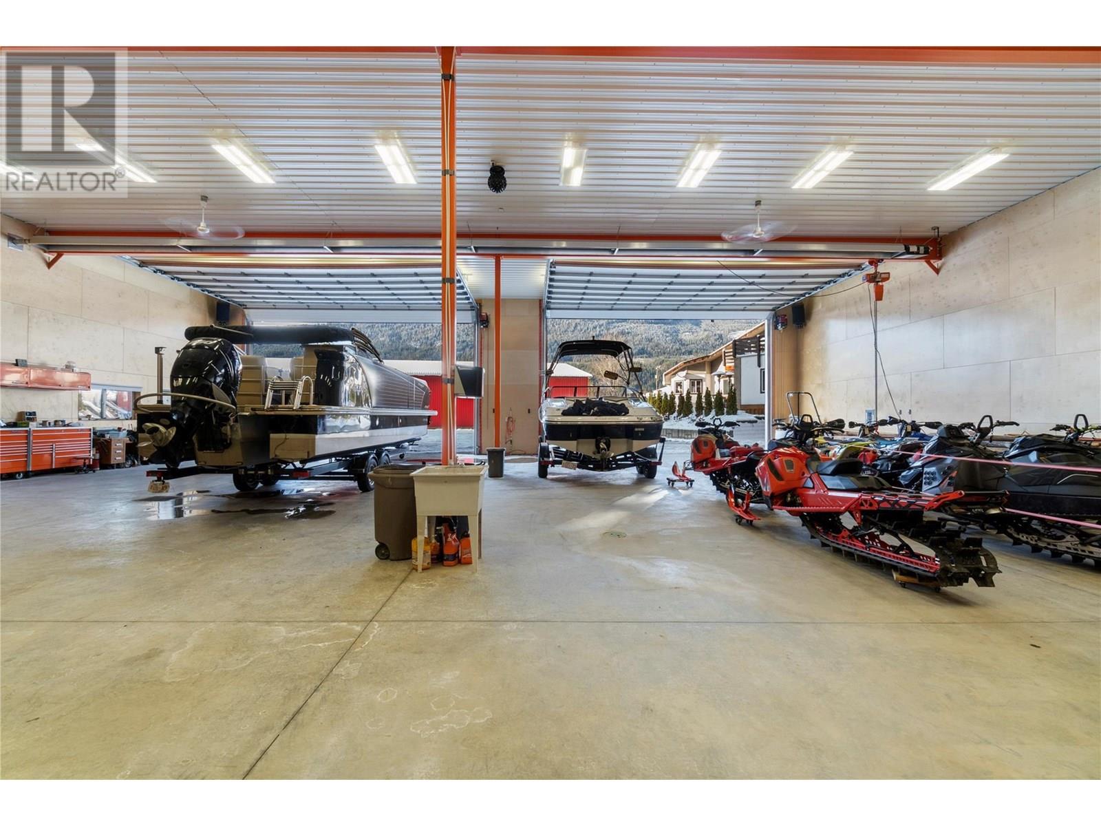  2054 Trans Canada Highway, Sicamous