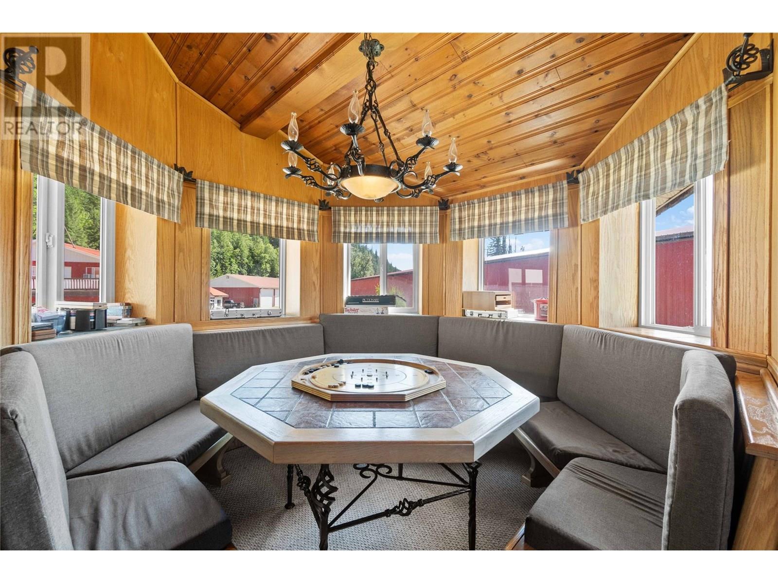  2054 Trans Canada Highway, Sicamous