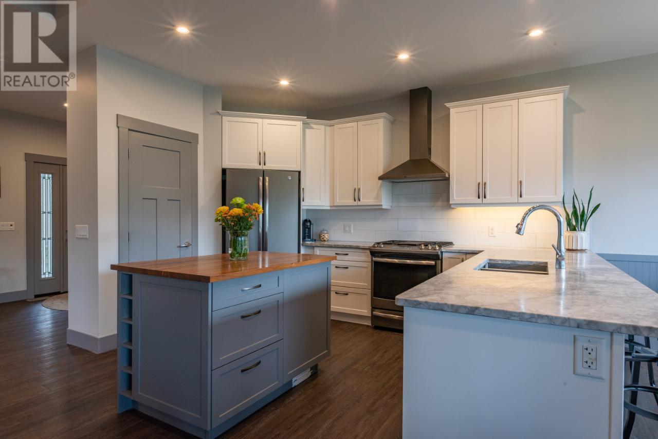 729 PRAIRIE SOUTH Road, Castlegar