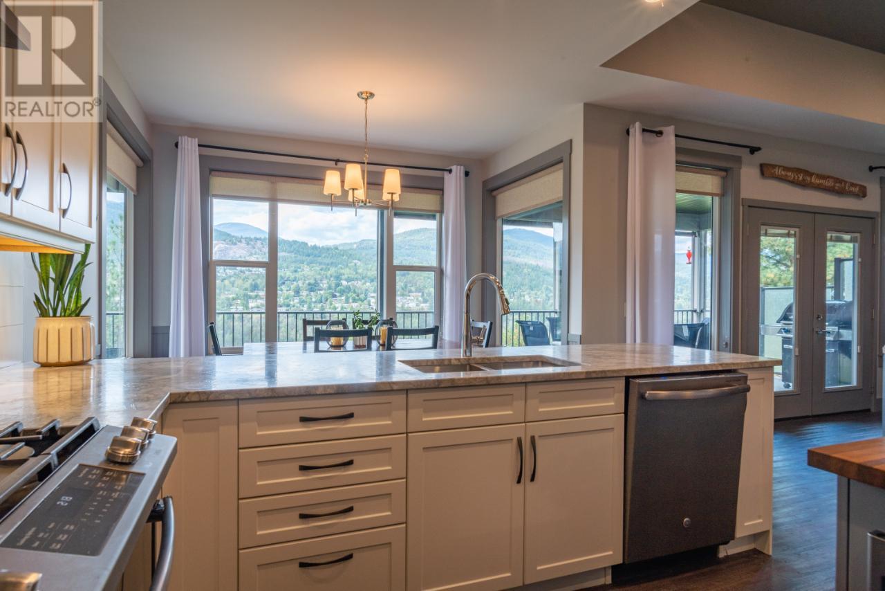 729 PRAIRIE SOUTH Road, Castlegar