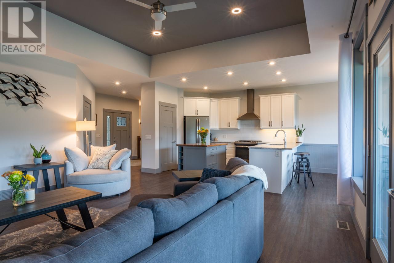 729 PRAIRIE SOUTH Road, Castlegar