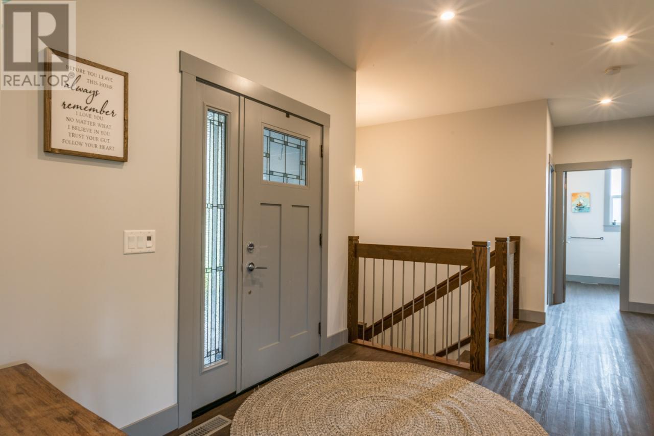729 PRAIRIE SOUTH Road, Castlegar