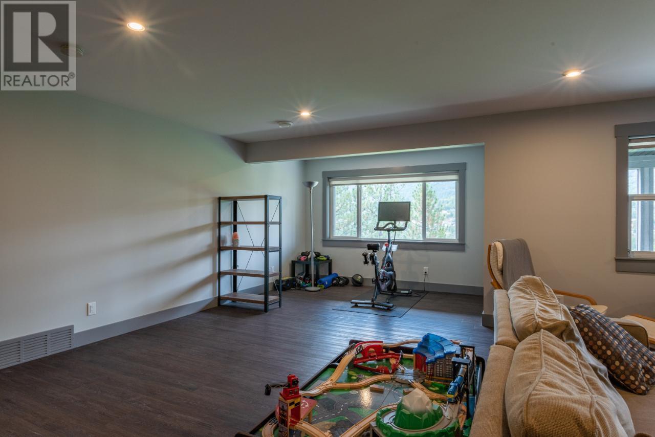 729 PRAIRIE SOUTH Road, Castlegar