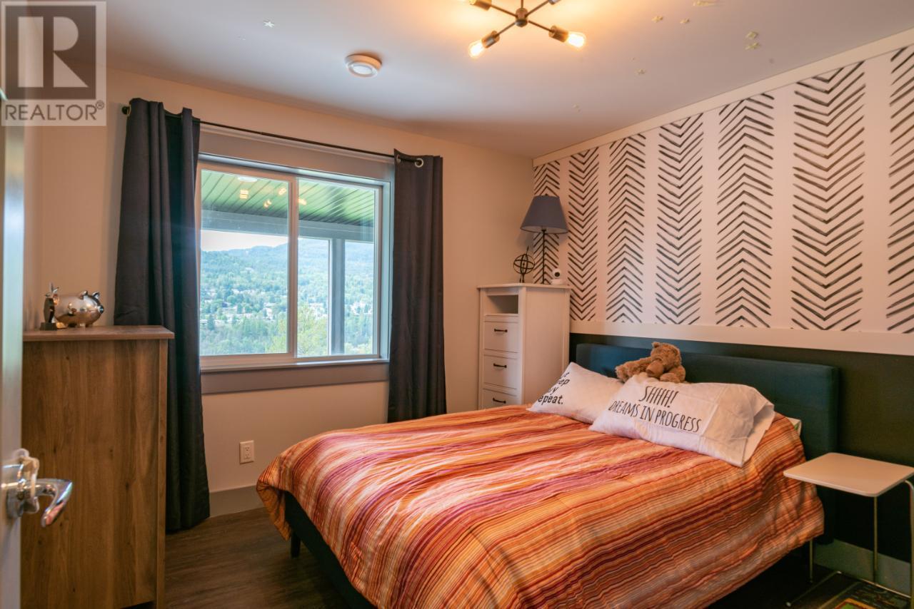 729 PRAIRIE SOUTH Road, Castlegar