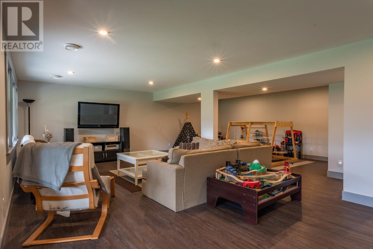 729 PRAIRIE SOUTH Road, Castlegar