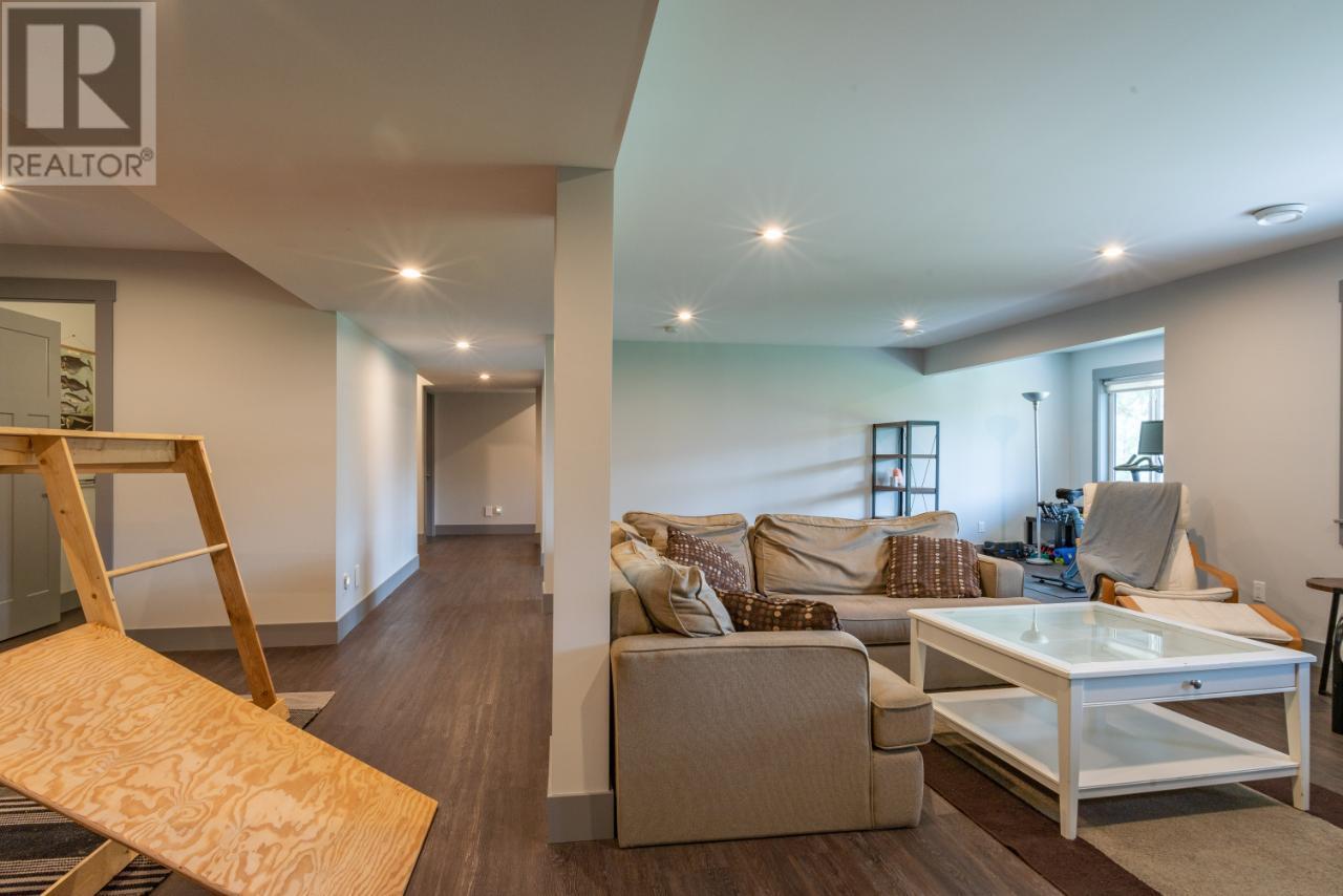 729 PRAIRIE SOUTH Road, Castlegar
