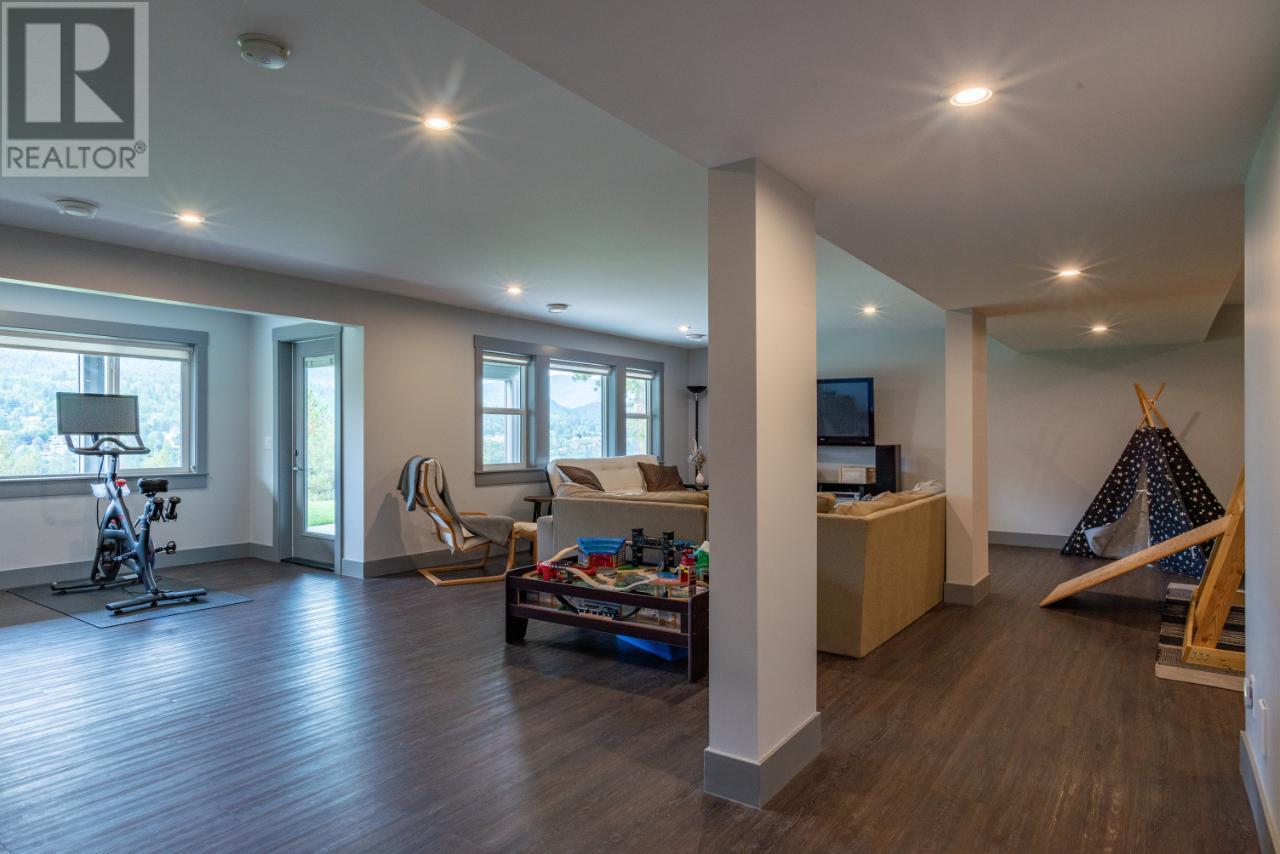 729 PRAIRIE SOUTH Road, Castlegar