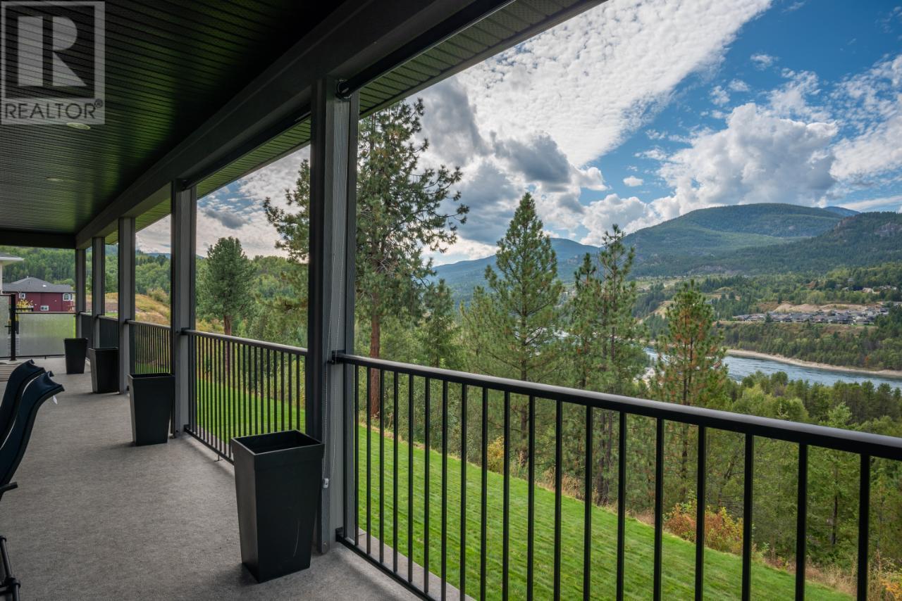 729 PRAIRIE SOUTH Road, Castlegar