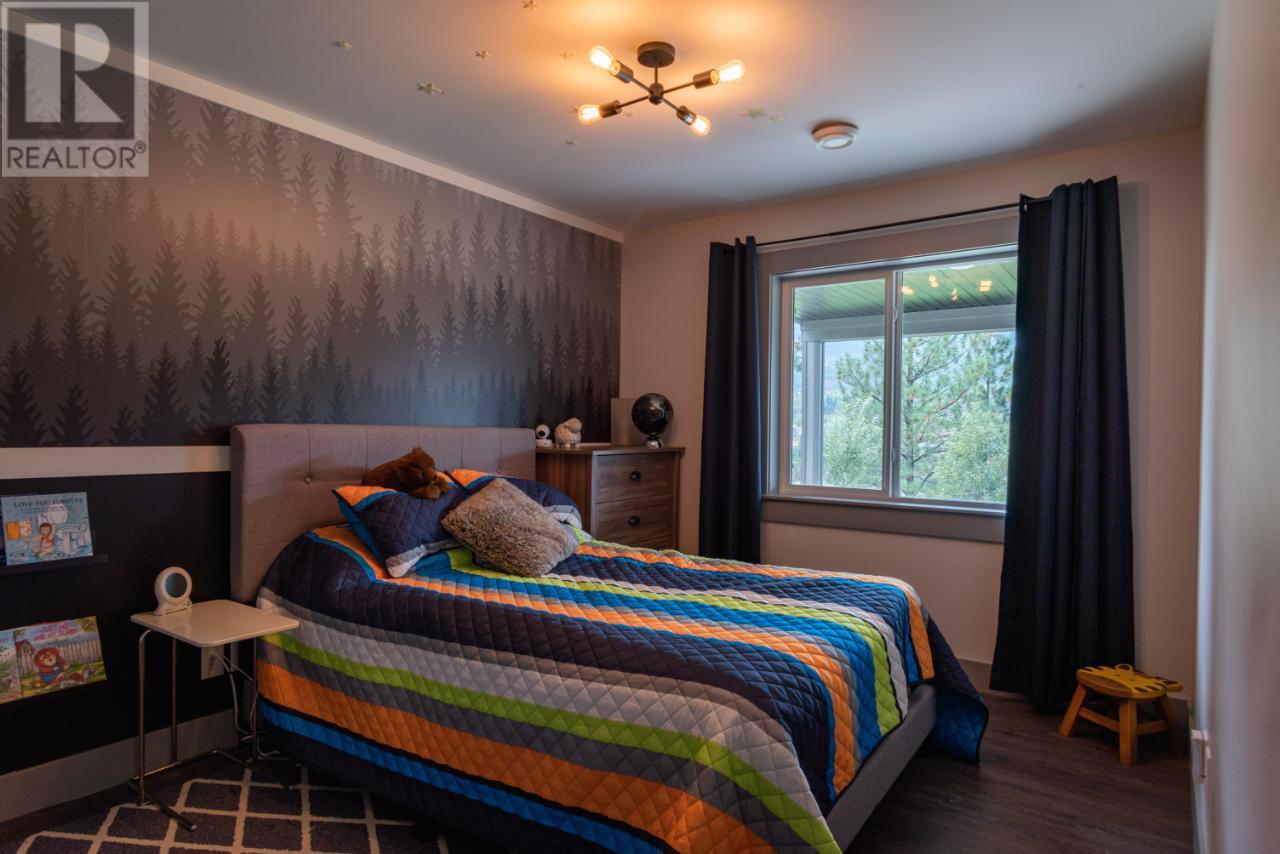 729 PRAIRIE SOUTH Road, Castlegar