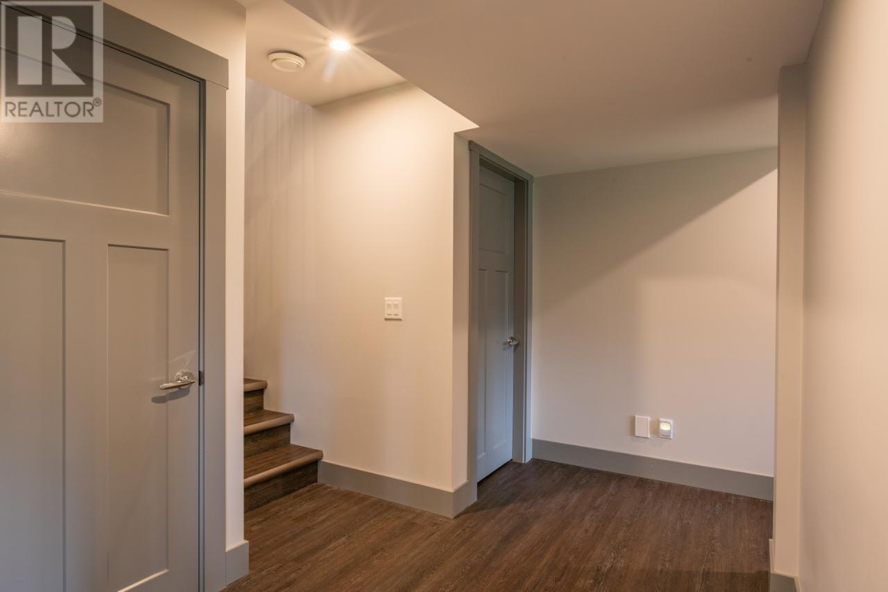 729 PRAIRIE SOUTH Road, Castlegar