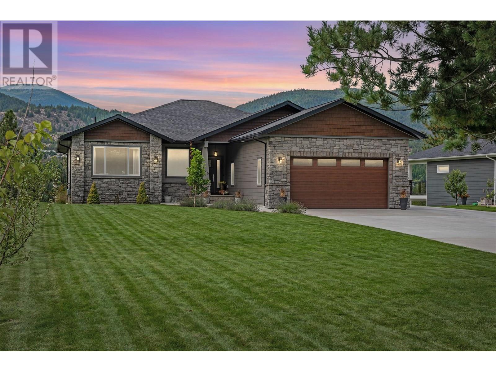 729 PRAIRIE SOUTH Road, Castlegar