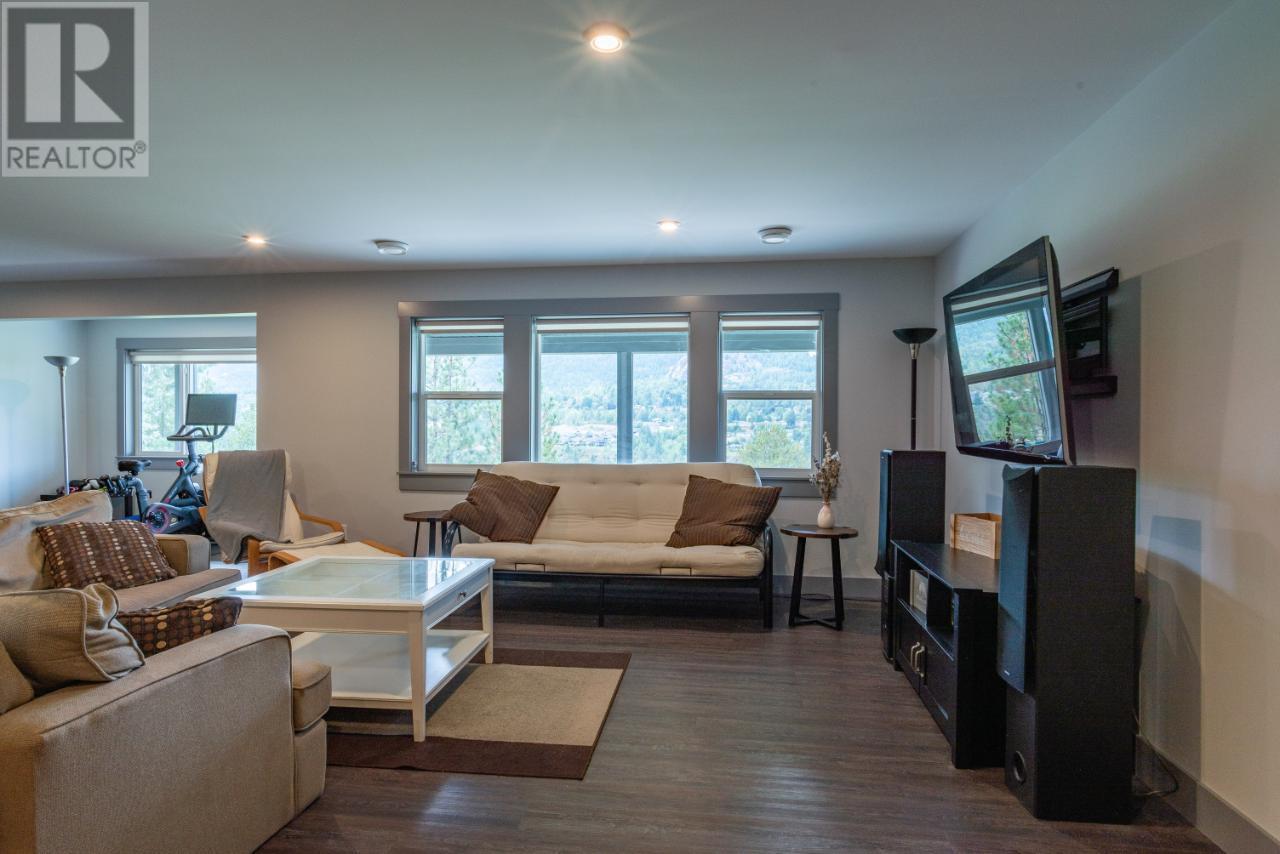729 PRAIRIE SOUTH Road, Castlegar