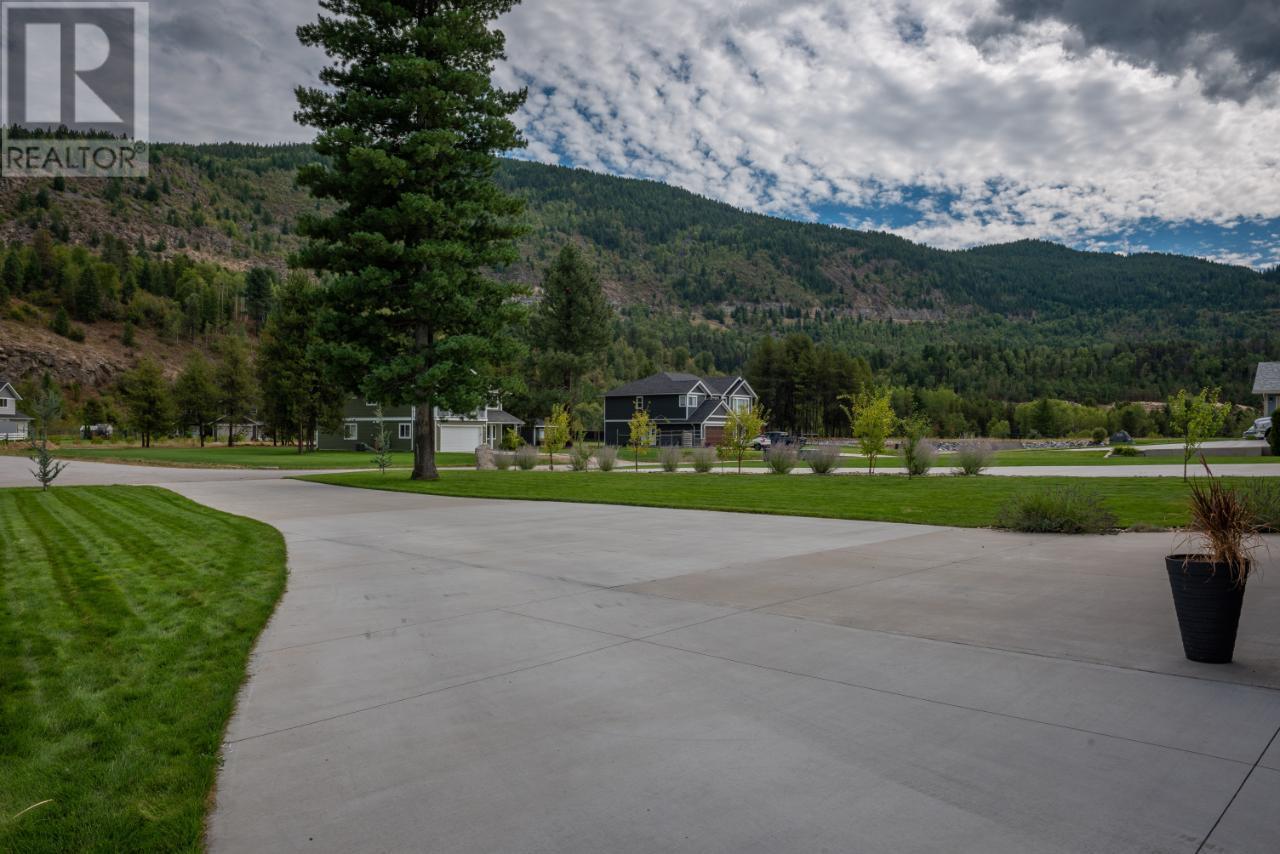 729 PRAIRIE SOUTH Road, Castlegar
