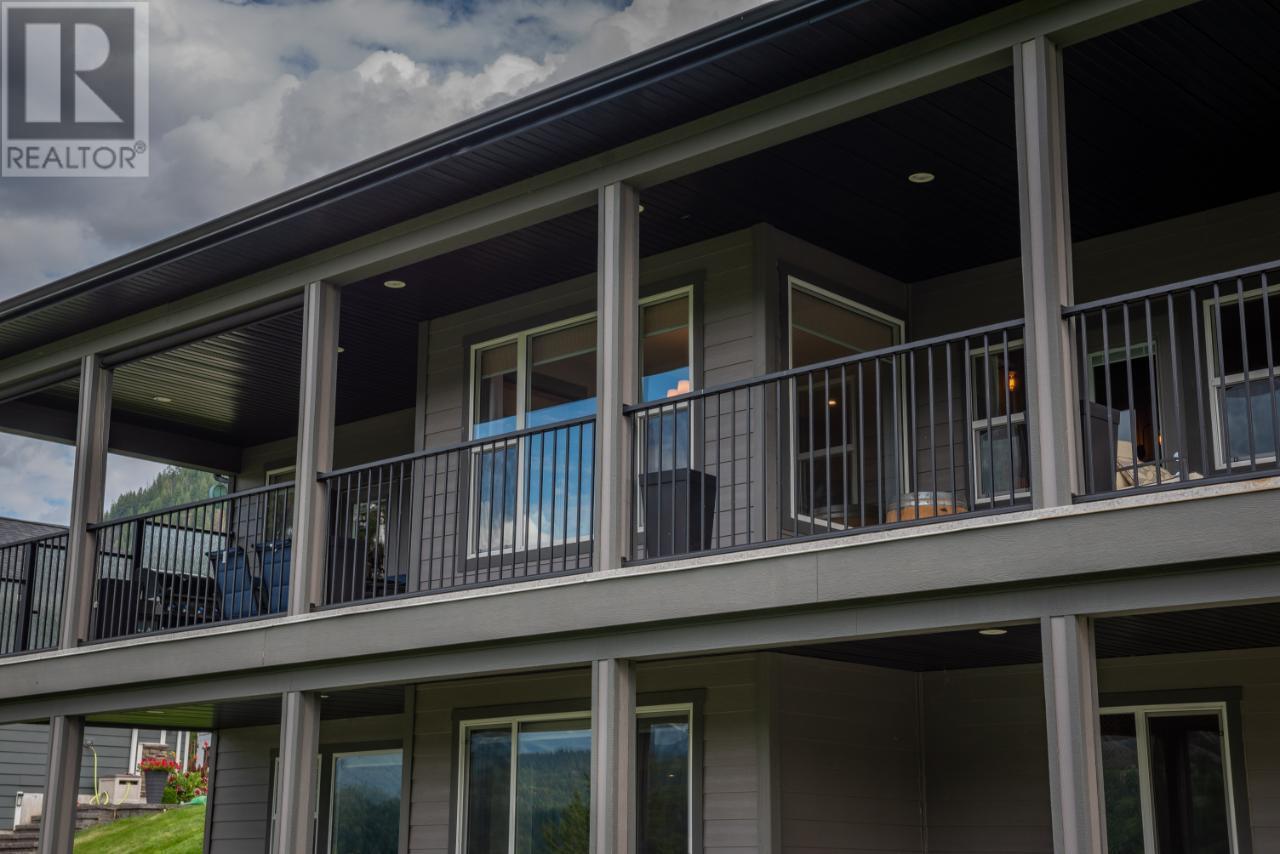 729 PRAIRIE SOUTH Road, Castlegar