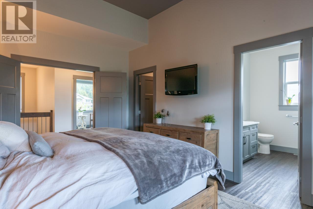729 PRAIRIE SOUTH Road, Castlegar