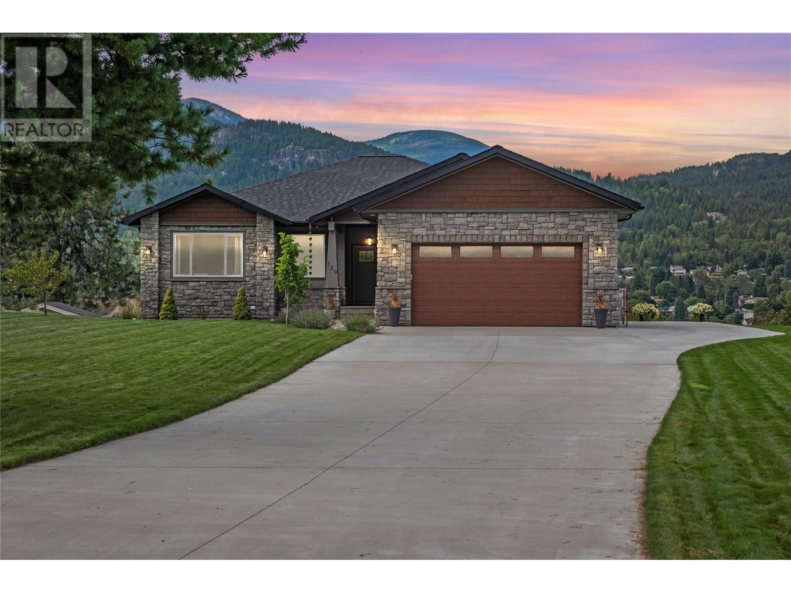 729 PRAIRIE SOUTH Road, Castlegar