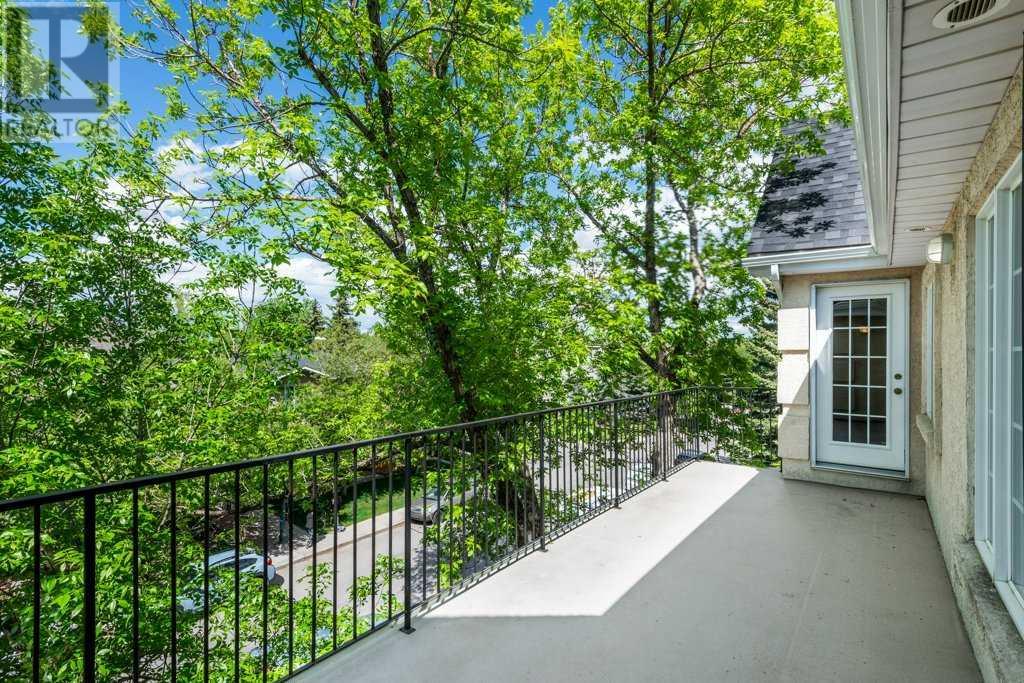 Single Family House Multi-level for Sale in    Avenue SW Windsor Park Calgary 