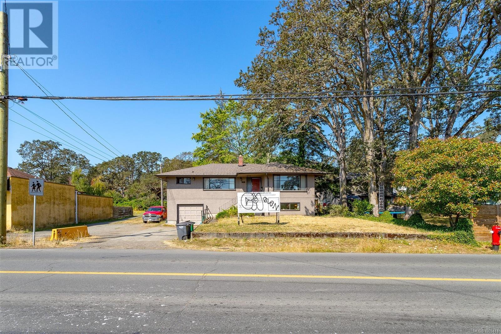 Photo 4 of 3494 Cedar Hill Rd, Saanich BC