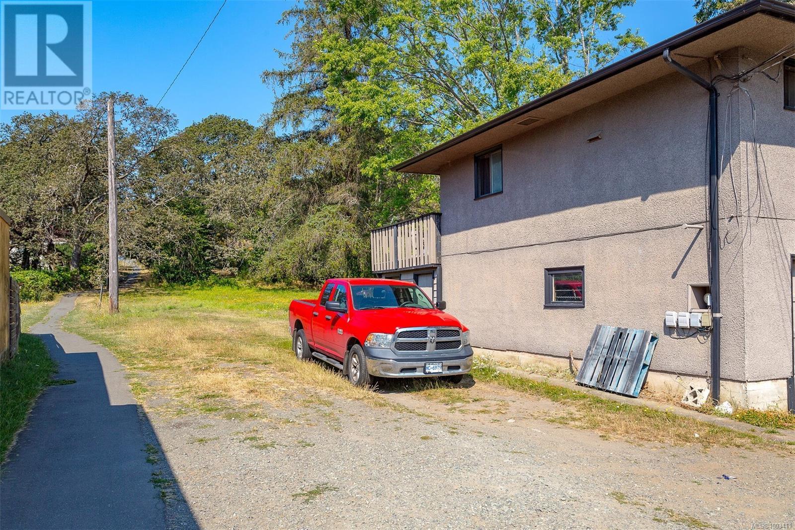 Photo 5 of 3494 Cedar Hill Rd, Saanich BC