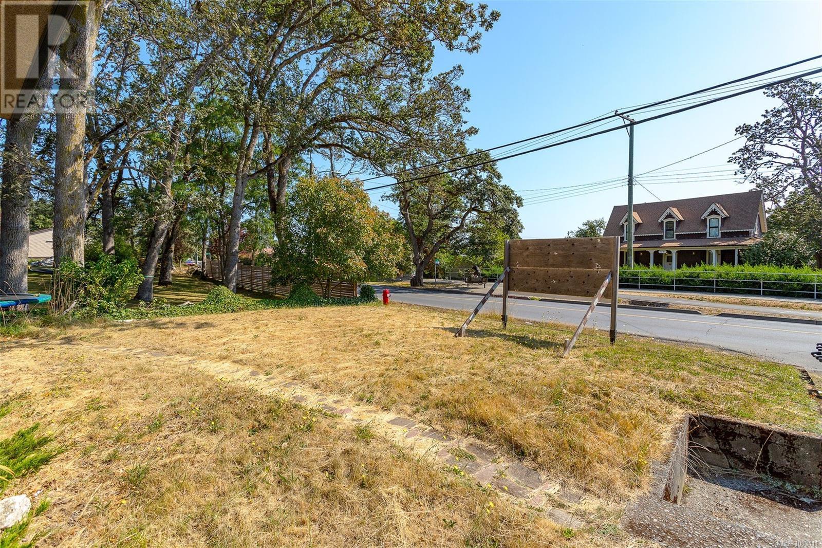 Photo 6 of 3494 Cedar Hill Rd, Saanich BC