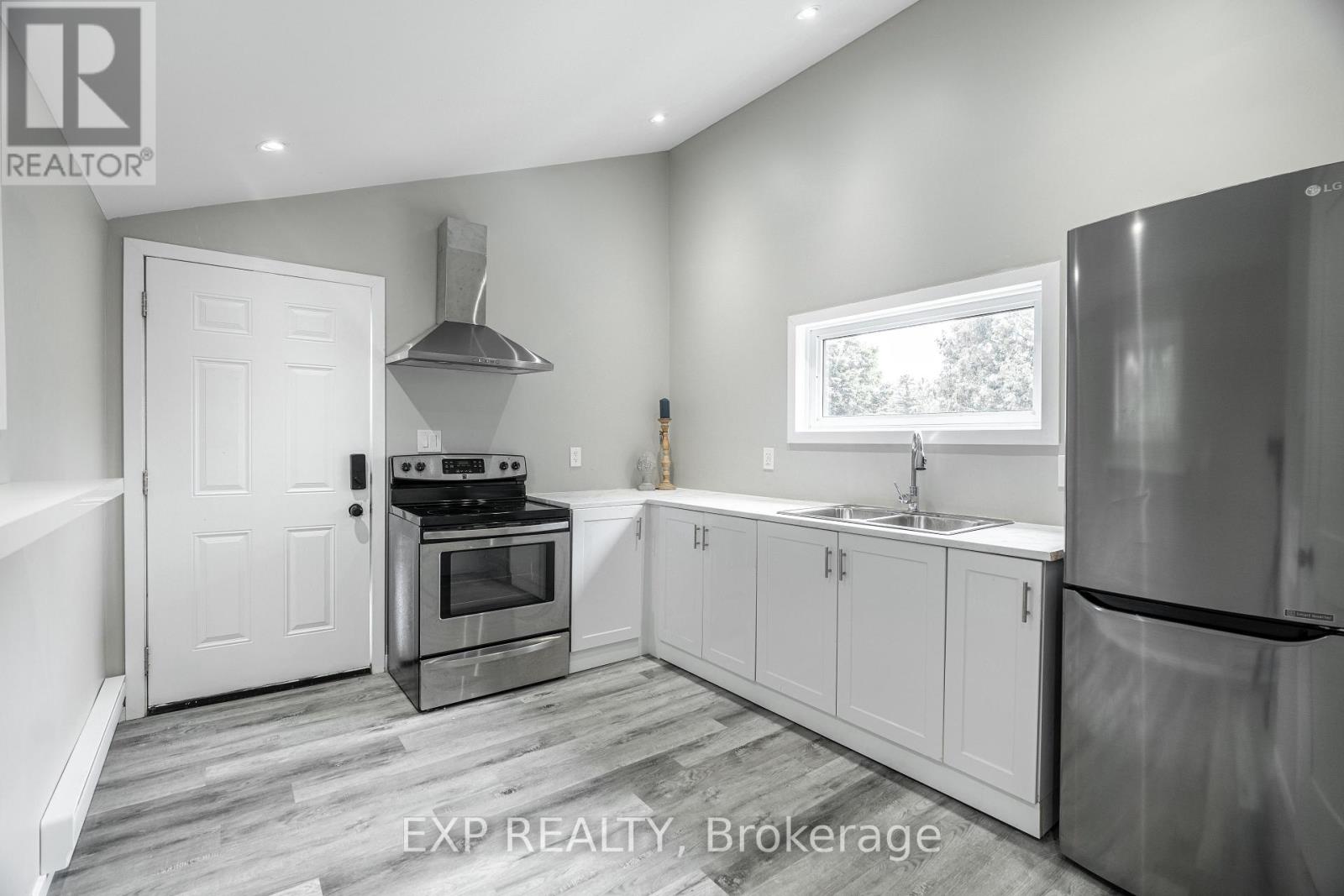 Photo 3 of 354 Spruce Street, London East ON