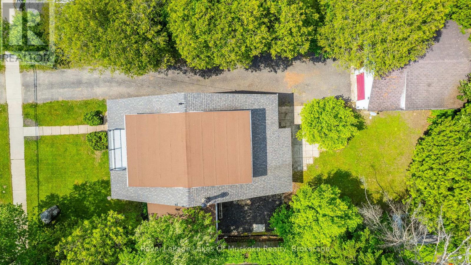 Photo 43 of 8 North Road, Lake Of Bays ON
