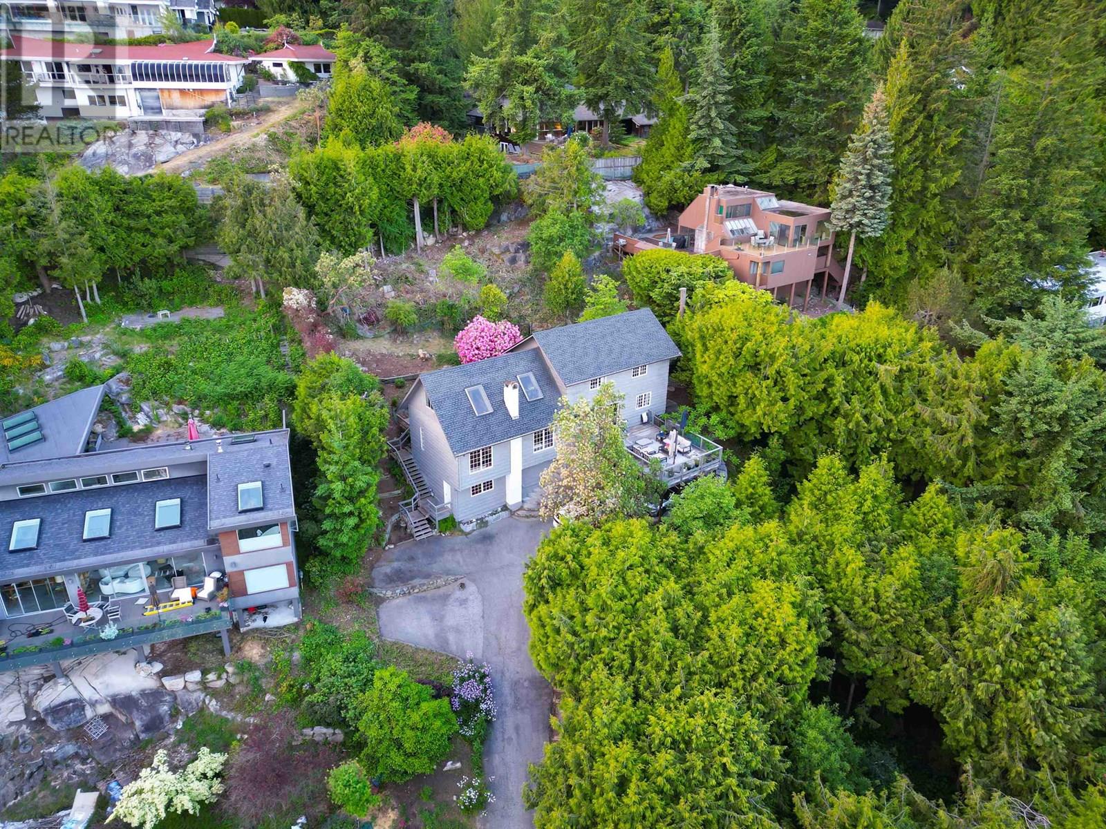 Photo 4 of 4605 Woodgreen Drive, West Vancouver BC
