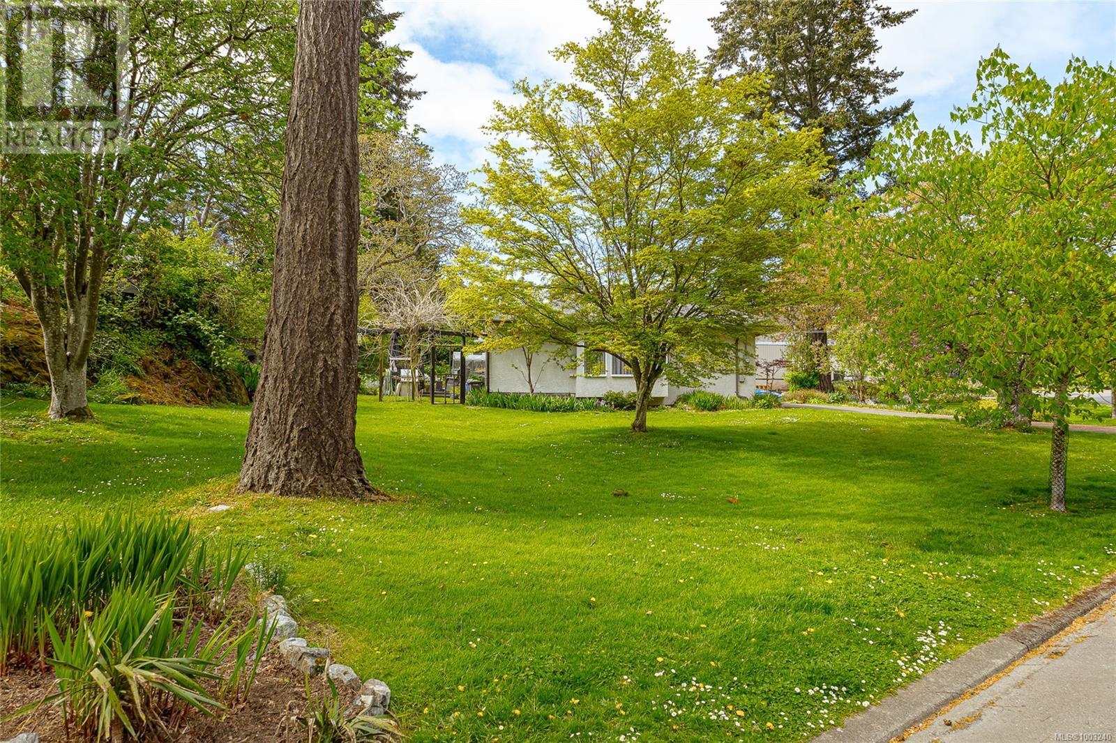  886 Cunningham Road, Esquimalt