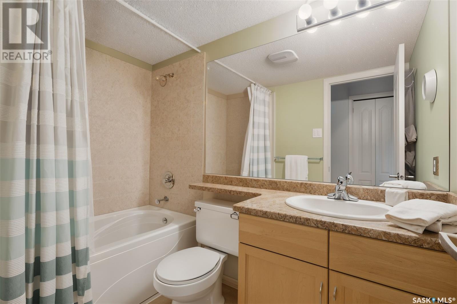 Single Family House Low rise for Sale in H  McKercher DRIVE Saskatoon 