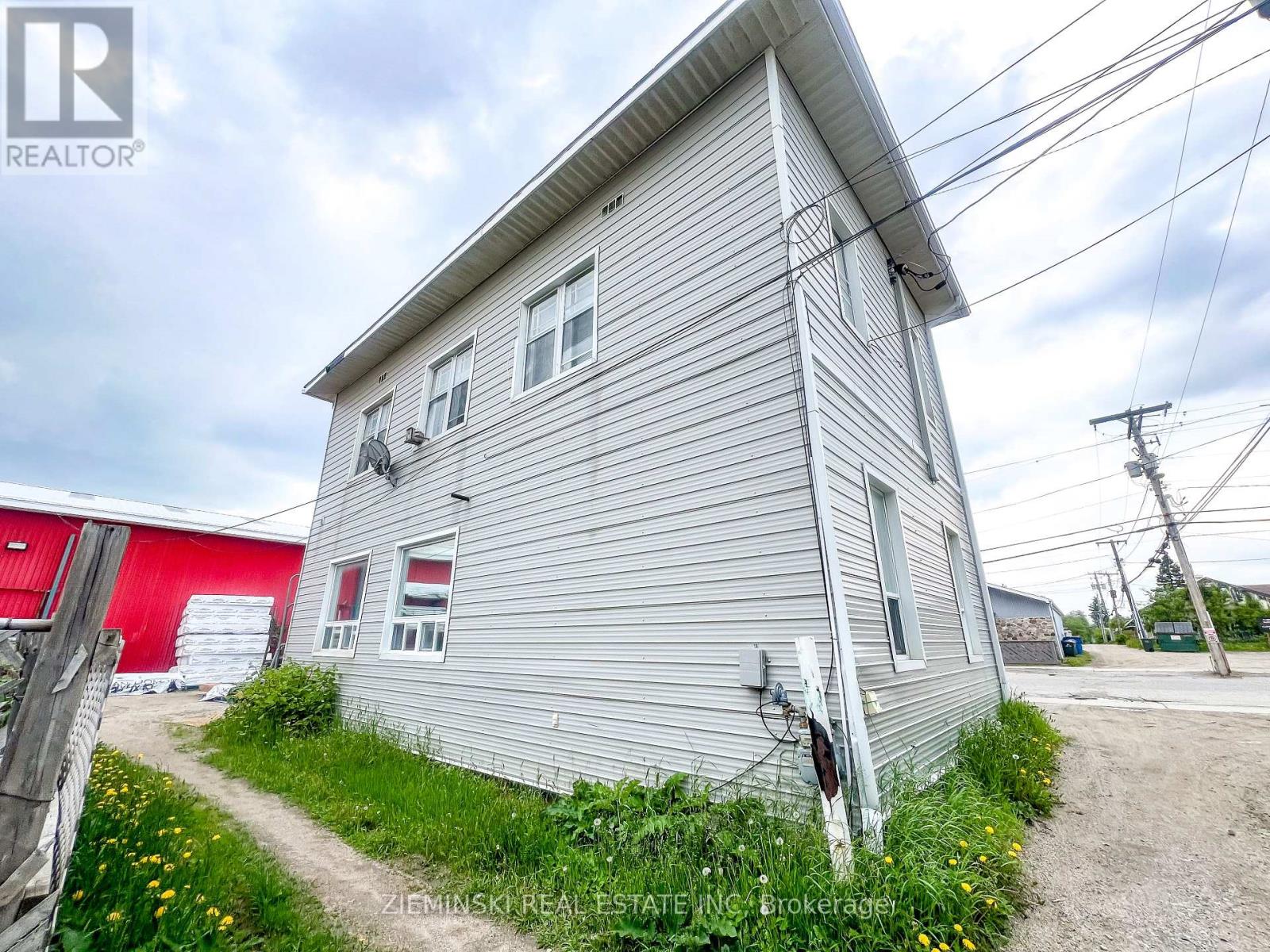 Photo 8 of 110 112 Third Street W, Cochrane ON