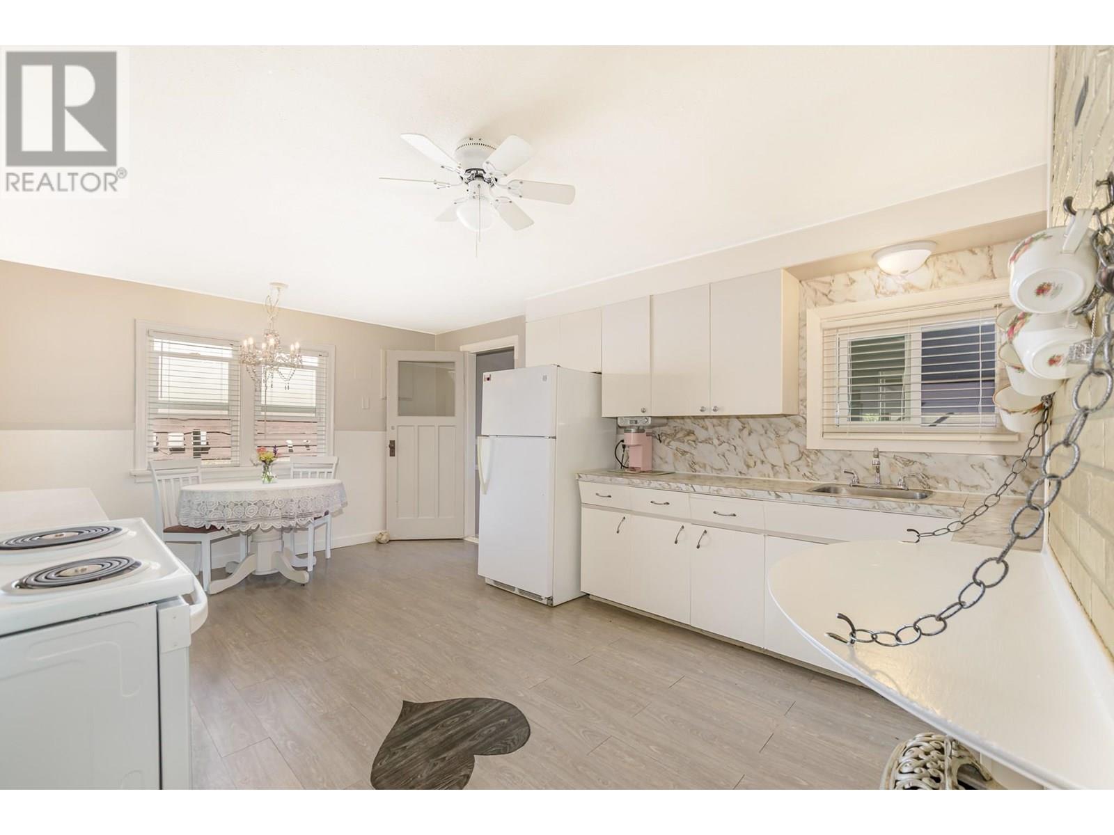 Photo 11 of 571 1 Avenue Se, Salmon Arm BC