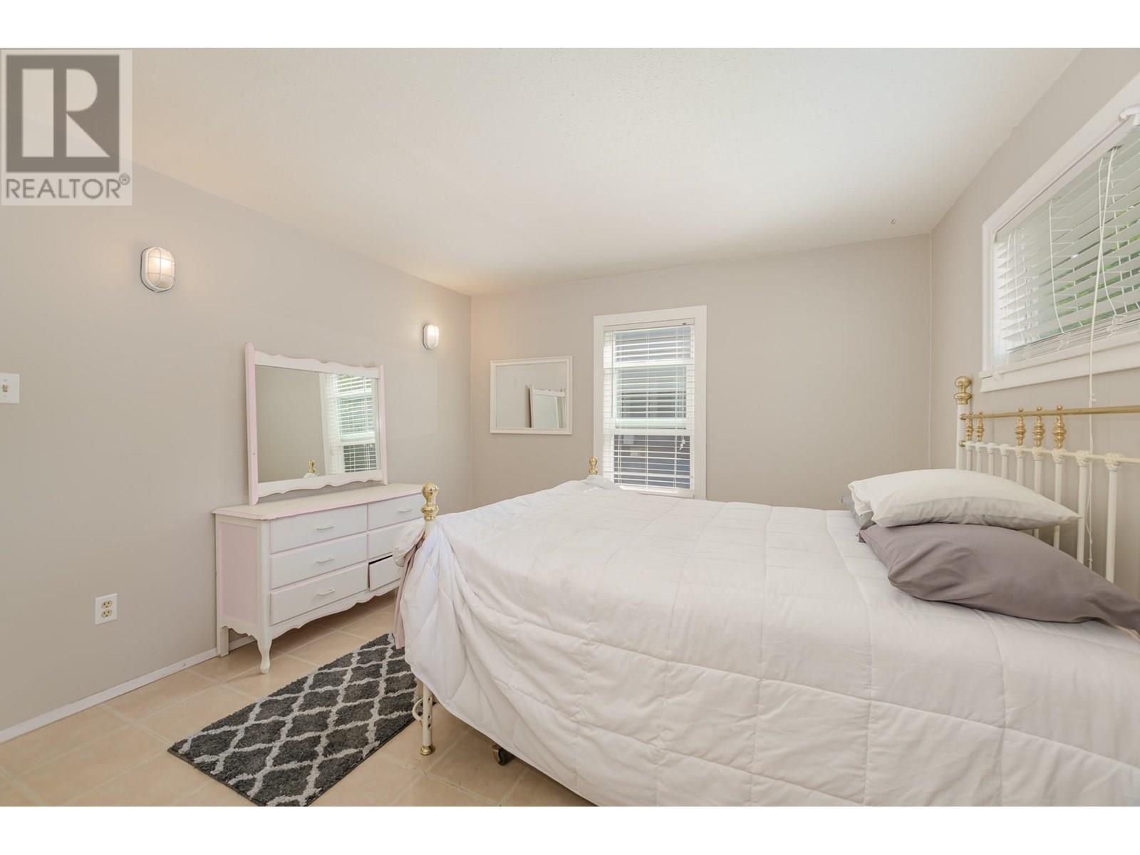 Photo 3 of 571 1 Avenue Se, Salmon Arm BC