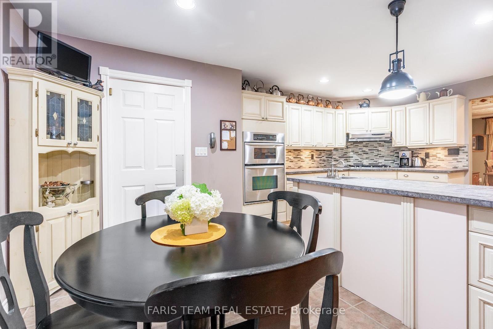 Photo 9 of 22 Odonnell Court, Penetanguishene ON