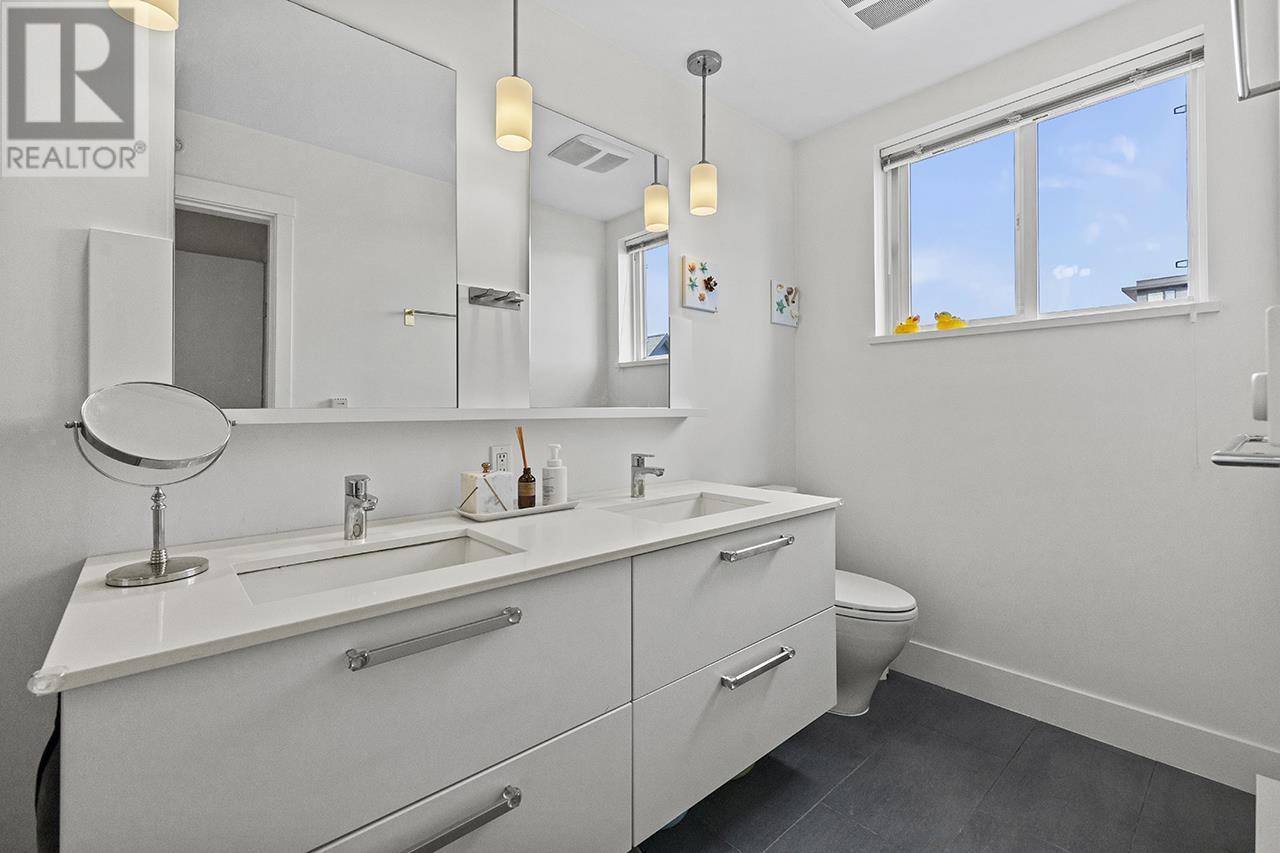 3 6868 BURLINGTON AVENUE, Burnaby
