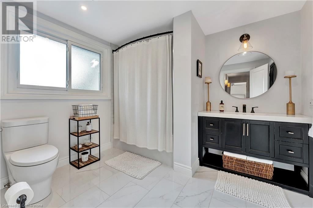 Photo 24 of 564 Rosedale Crescent, Burlington ON