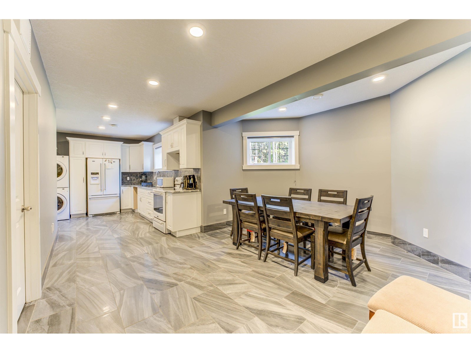 2202 28 ST - 52