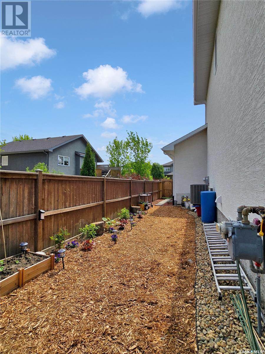 Photo 17 of 627 Rempel Crescent, Saskatoon SK