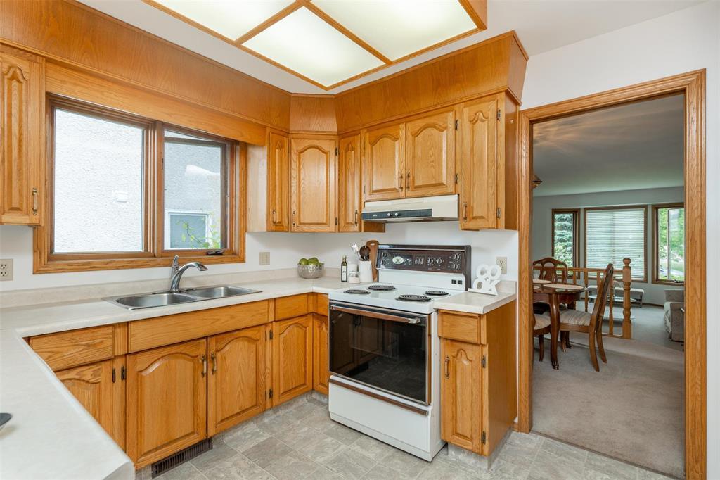 Photo 12 of 46 Wallingford Crescent, Winnipeg MB