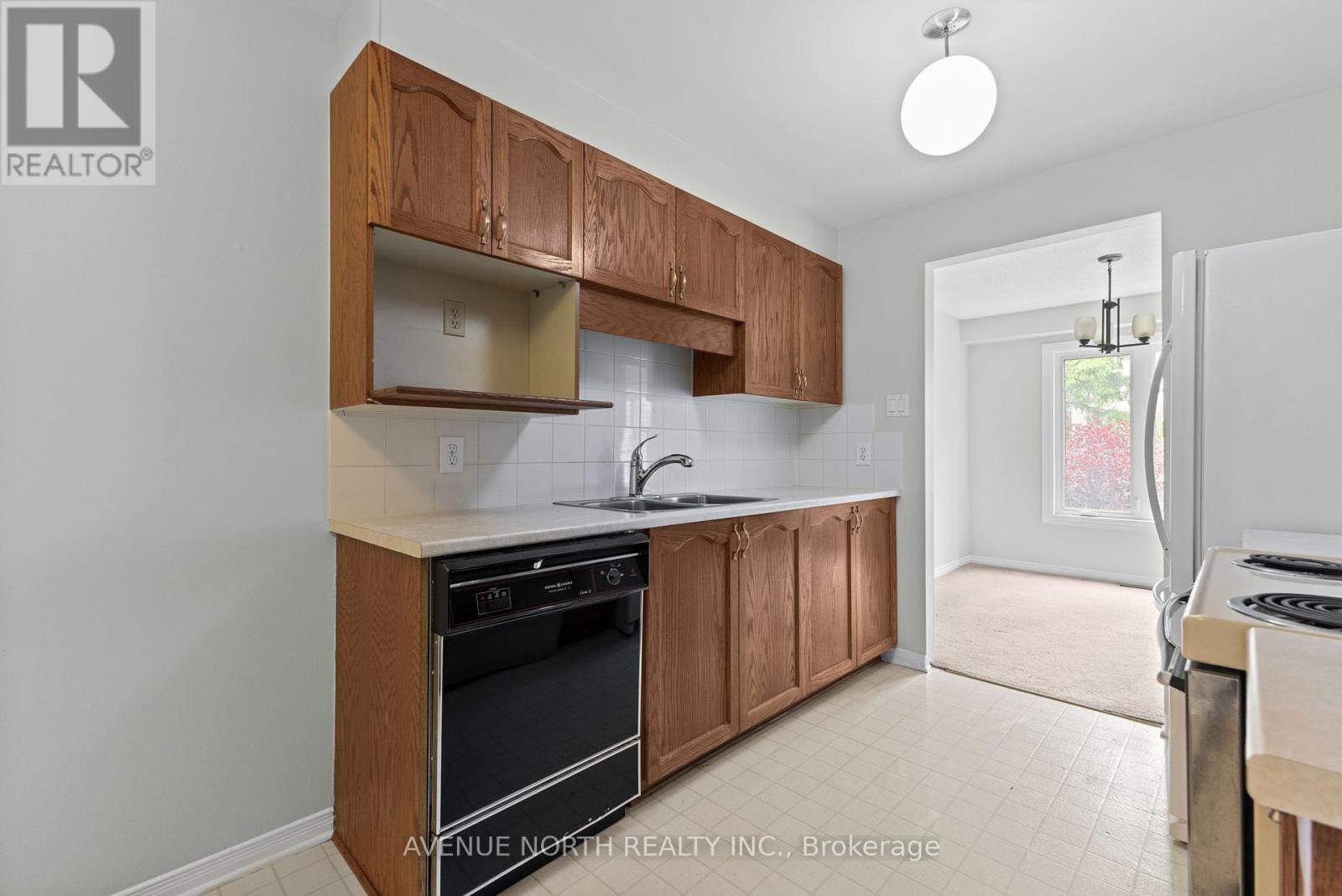 Photo 15 of 45 Wrenwood Crescent, Ottawa ON