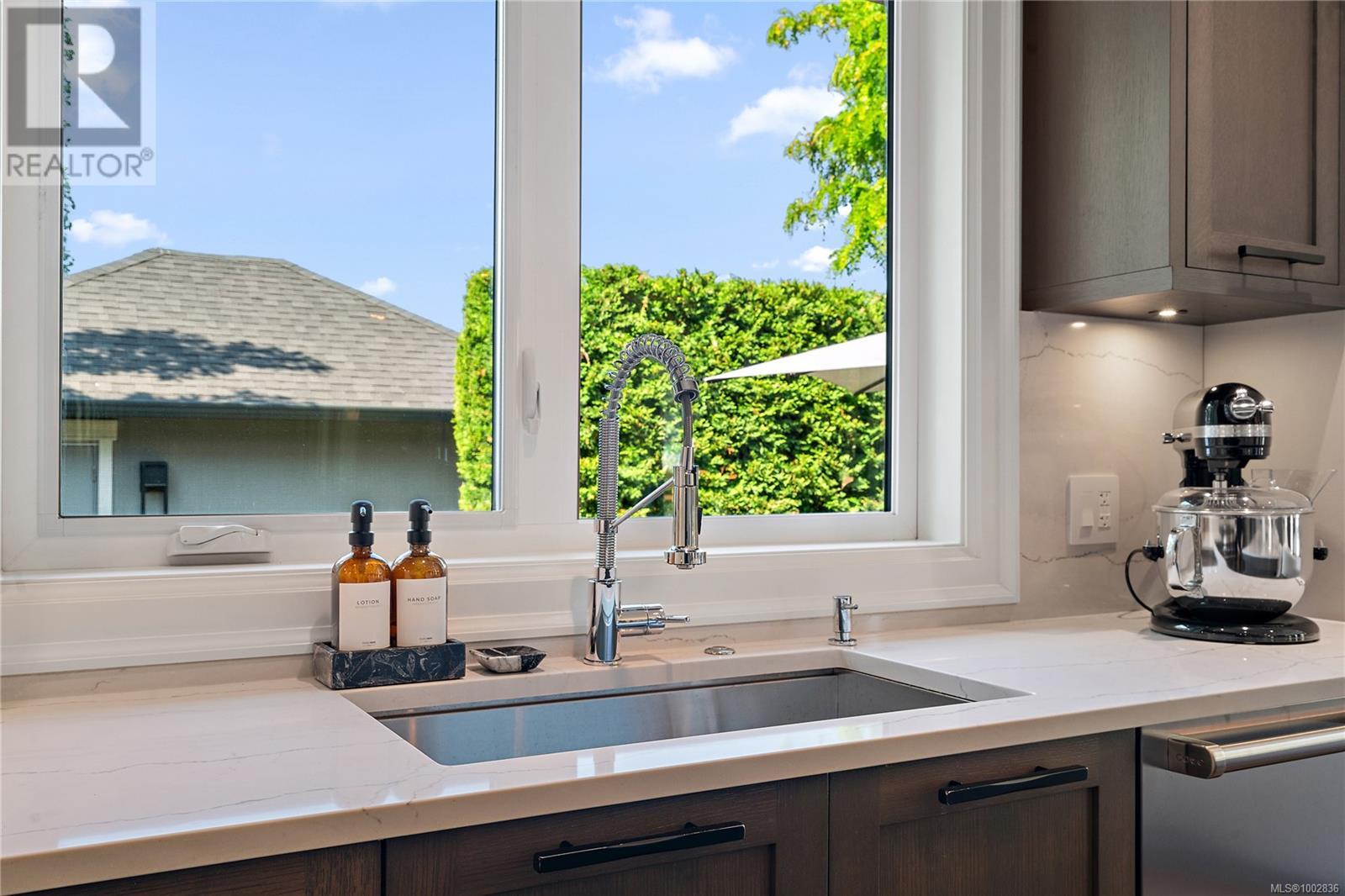 Photo 10 of 2685 Burdick Ave, Oak Bay BC