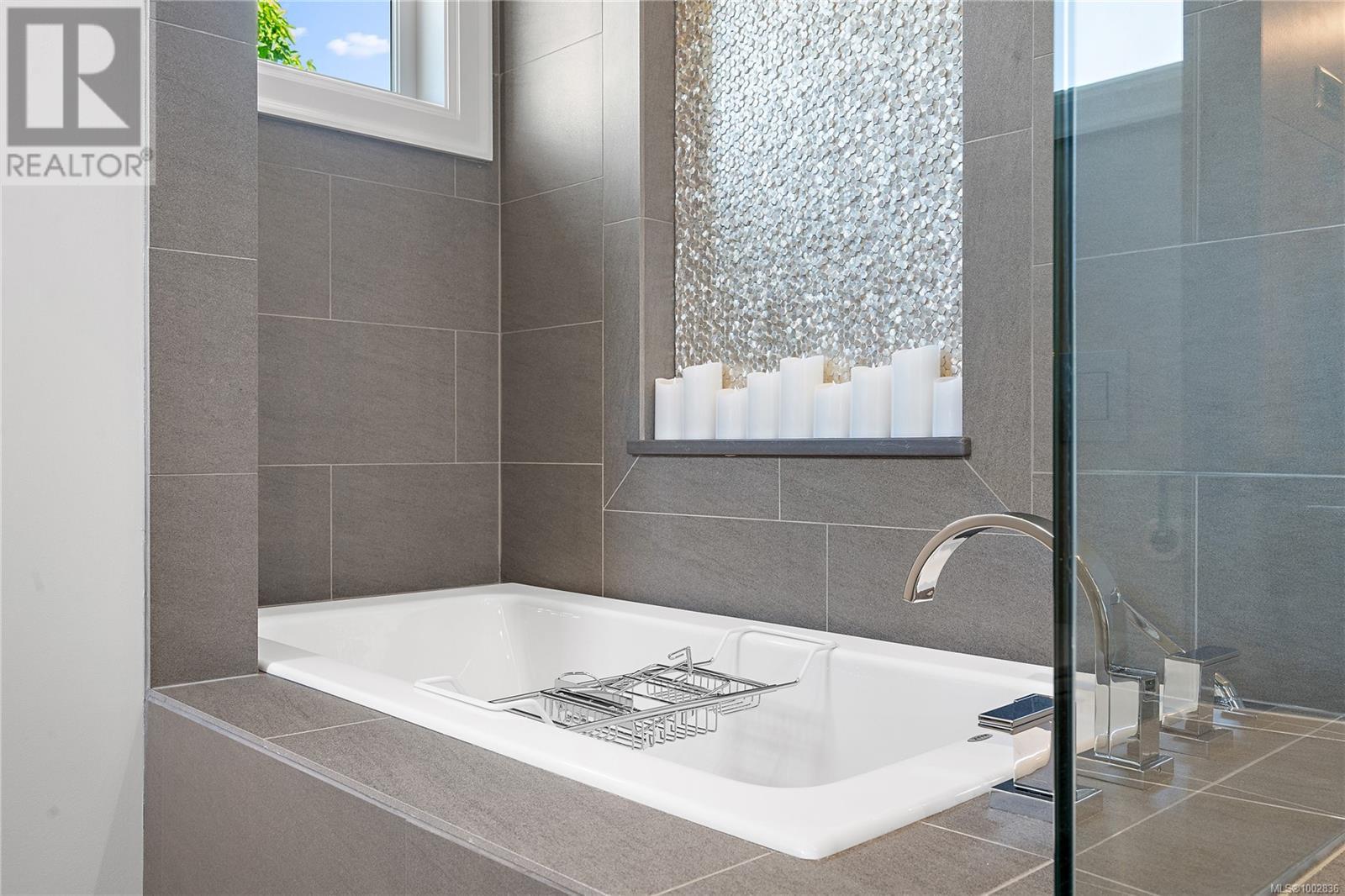 Photo 19 of 2685 Burdick Ave, Oak Bay BC
