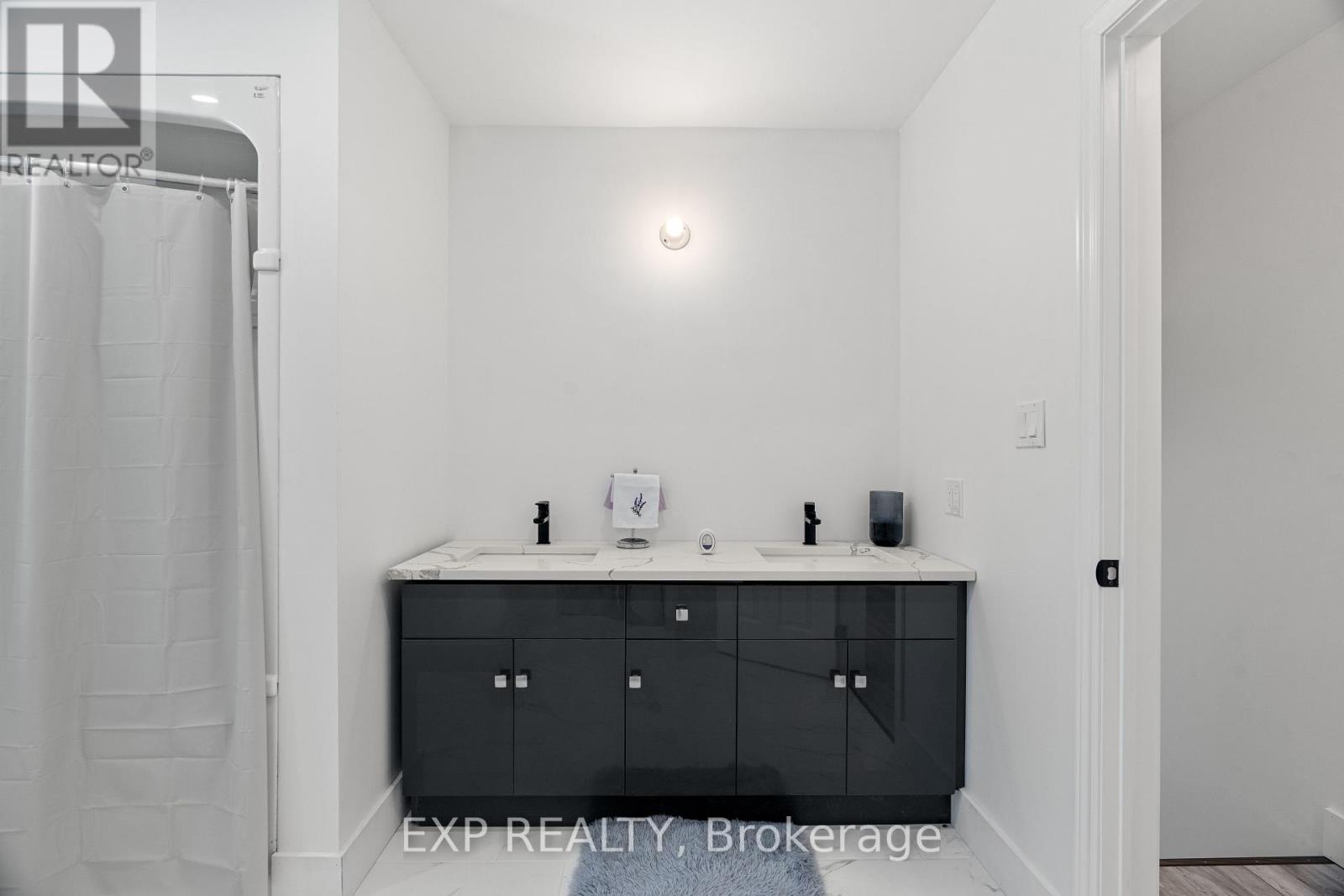 Single Family House for Sale in  WILLIAM E STREET North Middlesex (Parkhill) 