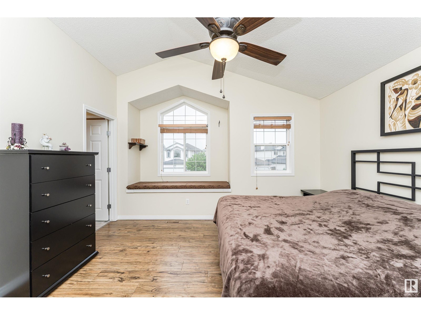 Photo 2 of 16828 117 St Nw, Edmonton AB