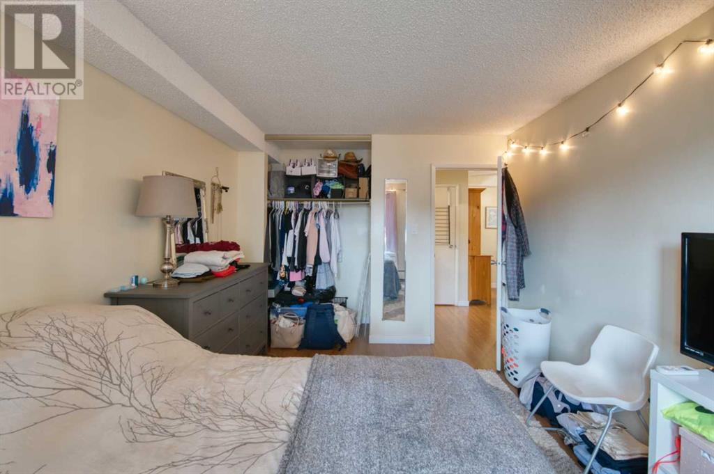 Single Family House for Sale in   Southampton Drive SW Southwood Calgary 